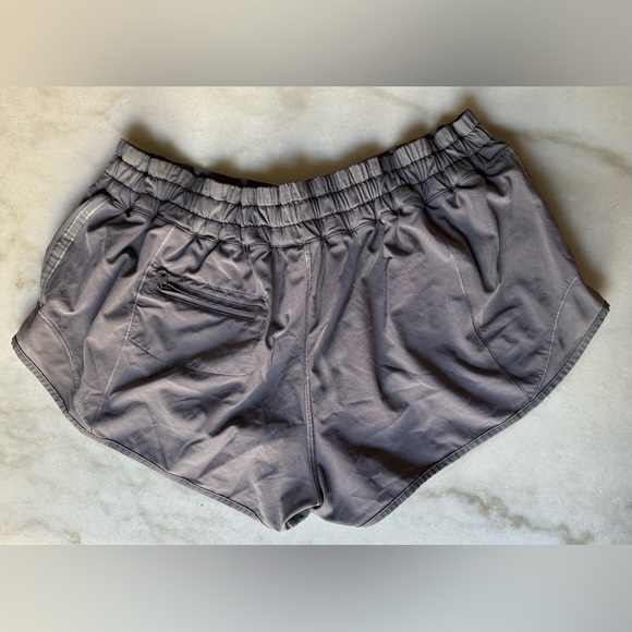 Lululemon Hotty Hot Low Rise Shorts 2.5” - Picture 2 of 6